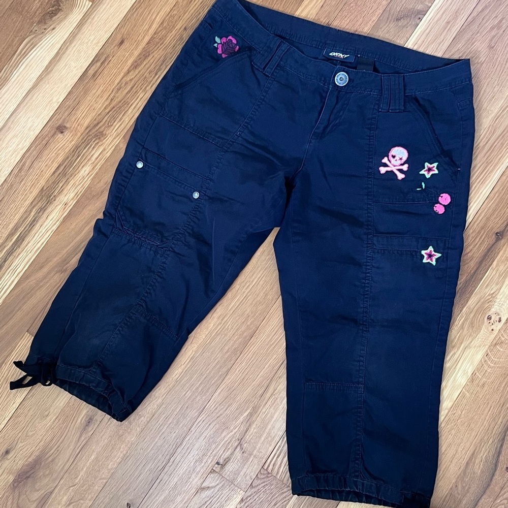 DKNY Active - black capri pants with skull and heart embroidery